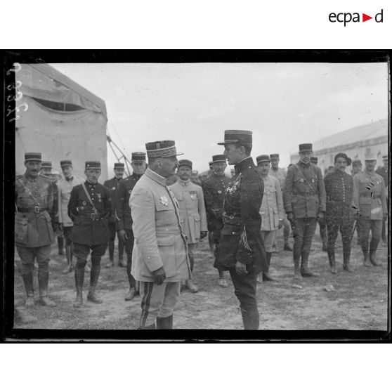 Bonne Maison (Aisne). Remise de décorations aux aviateurs par le général Franchet d'Esperey. Le général Franchet d'Esperey décore le capitaine Guynemer. [légende d'origine]