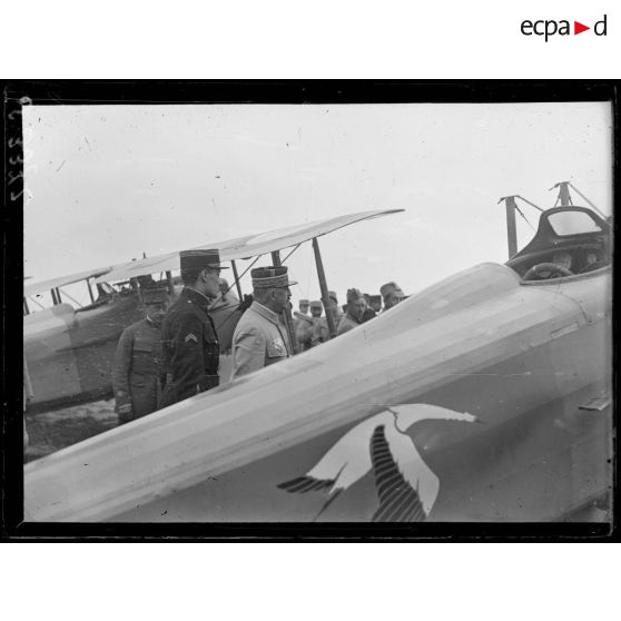 Bonne Maison (Aisne). Remise de décorations aux aviateurs par le général Franchet d'Esperey. Le capitaine Guynemer près de son appareil. [légende d'origine]