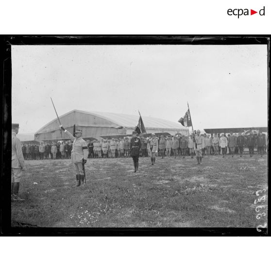 Bonne Maison (Aisne). Remise de décorations aux aviateurs par le général Franchet d'Esperey. Remise de la croix de la Légion d'honneur au capitaine Guynemer. [légende d'origine]