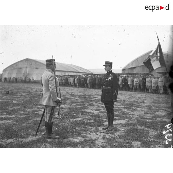 Bonne Maison (Aisne). Remise de décorations aux aviateurs par le général Franchet d'Esperey. Remise de la croix de la Légion d'honneur au capitaine Guynemer. [légende d'origine]