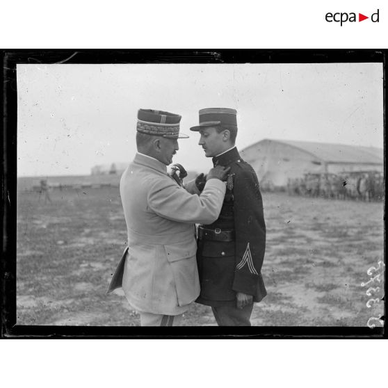 Bonne Maison (Aisne). Remise de décorations aux aviateurs par le général Franchet d'Esperey. Remise de la croix de la Légion d'honneur au capitaine Guynemer. [légende d'origine]