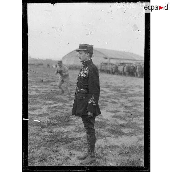 Bonne Maison (Aisne). Remise de décorations aux aviateurs par le général Franchet d'Esperey. Le capitaine Guynemer. [légende d'origine]