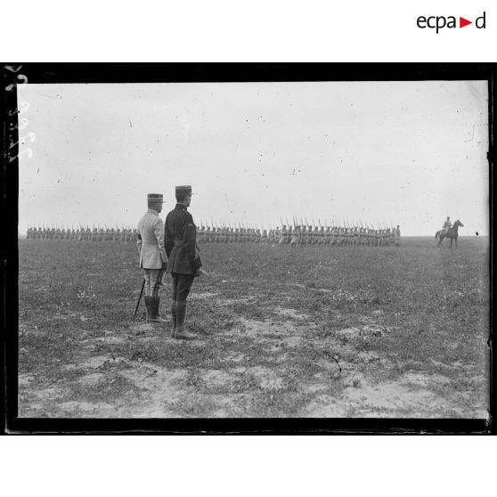 Bonne Maison (Aisne). Remise de décorations aux aviateurs par le général Franchet d'Esperey. Les troupes défilent devant le général Franchet d'Esperey et le capitaine Guynemer. [légende d'origine]