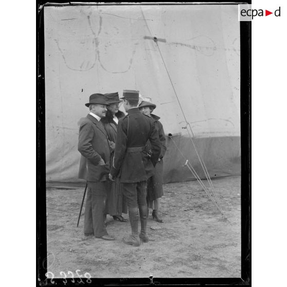 Bonne Maison (Aisne). Remise de décorations aux aviateurs par le général Franchet d'Esperey. Le capitaine Guynemer et sa famille. [légende d'origine]