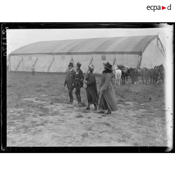 Bonne Maison (Aisne). Remise de décorations aux aviateurs par le général Franchet d'Esperey. Le capitaine Guynemer et sa famille. [légende d'origine]