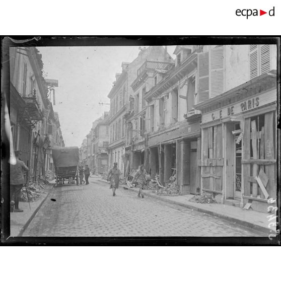 Soissons (Aisne). La rue du collège après le dernier bombardement des avions allemands. [légende d'origine]