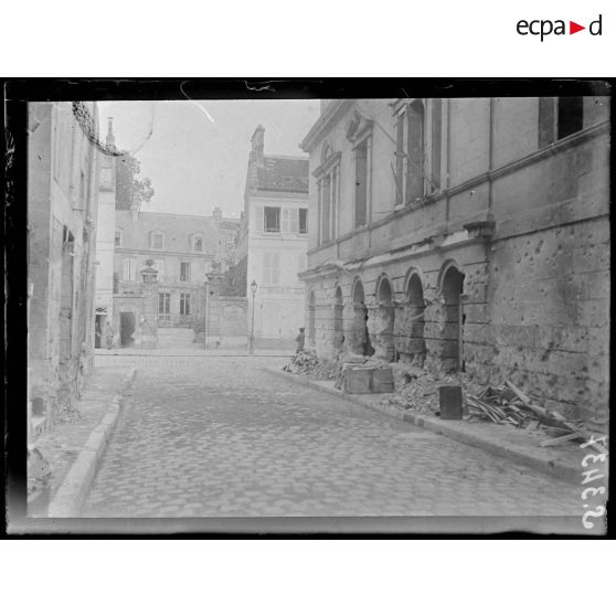 Soissons (Aisne). Le théâtre de la ville après le dernier bombardement des avions allemands. [légende d'origine]