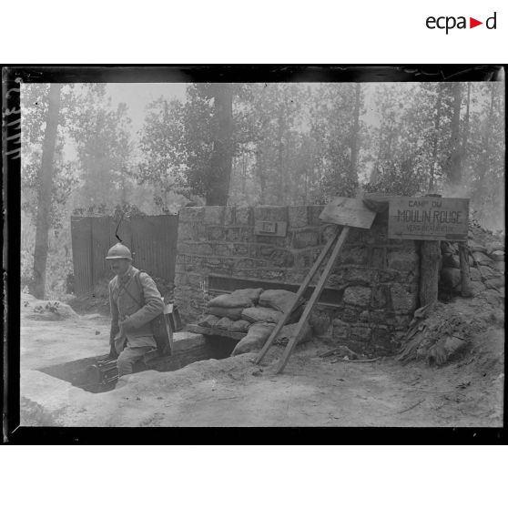 Lieu-dit Le Moulin Rouge, près Craonne (Aisne). Un opérateur cinématographique quitte son abri pour se rendre en 1ère ligne. [légende d'origine]