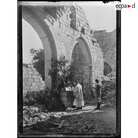 Missy-sur-Aisne (Aisne). La messe dans les ruines de l'église. [légende d'origine]