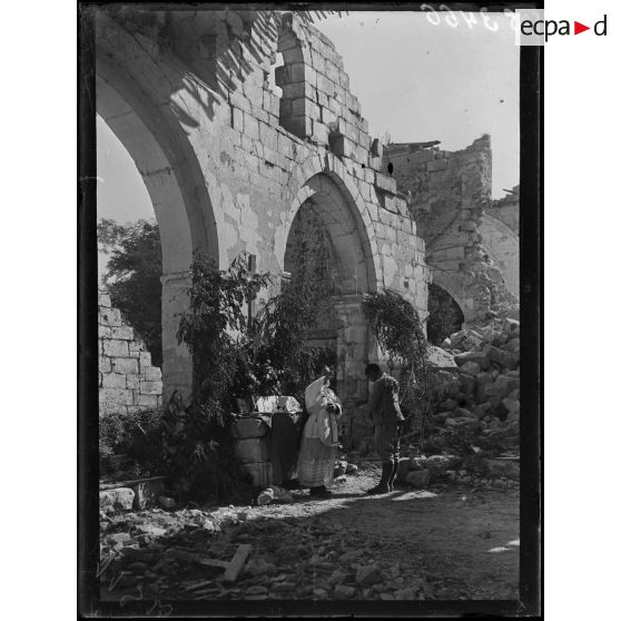 Missy-sur-Aisne (Aisne). La messe dans les ruines de l'église. [légende d'origine]