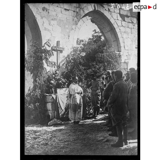 Missy-sur-Aisne (Aisne). La messe dans les ruines de l'église. [légende d'origine]