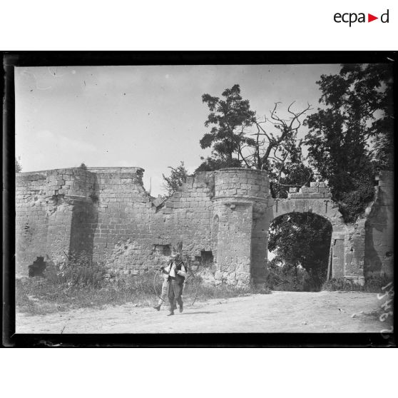 Chivres (Aisne). Près de l'église. [légende d'origine]