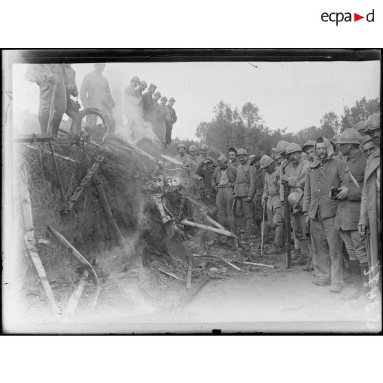 Région de Vailly (Aisne). Débris d'un avion abattu à coups de canon. [légende d'origine]