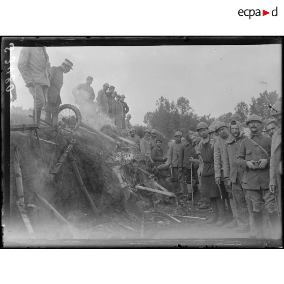 Région de Vailly (Aisne). Débris d'un avion abattu à coups de canon. Les débris de l'appareil. [légende d'origine]