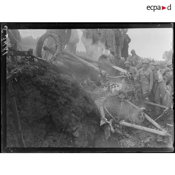 Région de Vailly (Aisne). Débris d'un avion abattu à coups de canon. Les débris de l'appareil. [légende d'origine]