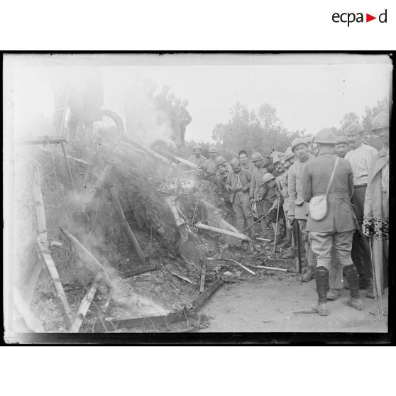 Région de Vailly (Aisne). Débris d'un avion abattu à coups de canon. Les débris de l'appareil. [légende d'origine]