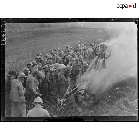 Région de Vailly (Aisne). Débris d'un avion abattu à coups de canon. Les soldats ramassent les débris de l'appareil. [légende d'origine]