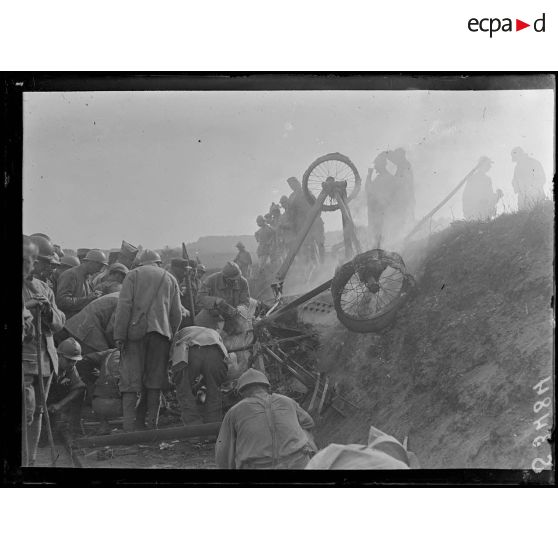 Région de Vailly (Aisne). Débris d'un avion abattu à coups de canon. Les soldats ramassent les débris de l'appareil. [légende d'origine]