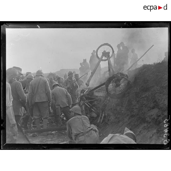 Région de Vailly (Aisne). Débris d'un avion abattu à coups de canon. Les soldats ramassent les débris de l'appareil. [légende d'origine]