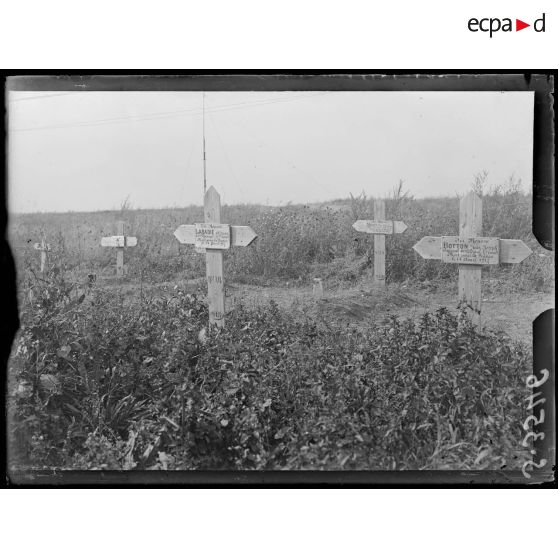 Neuville-sur-Margival (Aisne). Tombes de Adrien Labadie, Jean-Joseph Botton, caporal et Morin (du 41e colonial). [légende d'origine]