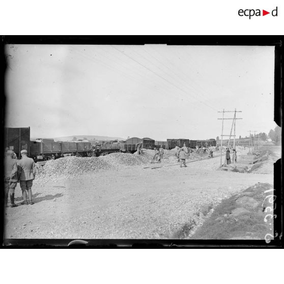 Bazoches (Aisne). Dépôt de matériel du génie à la gare ; déchargement d'un train de cailloux. [légende d'origine]