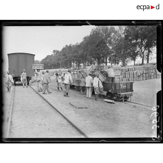 Bazoches (Aisne). Déchargement d'un wagon Decauville. [légende d'origine]