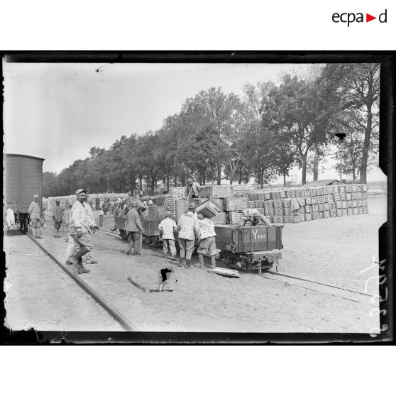 Bazoches (Aisne). Déchargement d'un wagon Decauville. [légende d'origine]