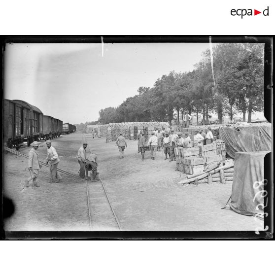 Bazoches (Aisne). Déchargement de munitions. [légende d'origine]