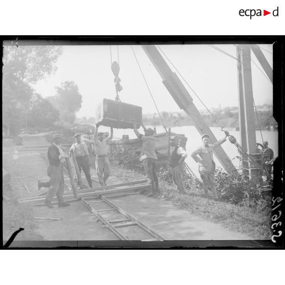 Soissons. Travaux de construction du pont sur l'Aisne. Déchargement de pierres. [légende d'origine]