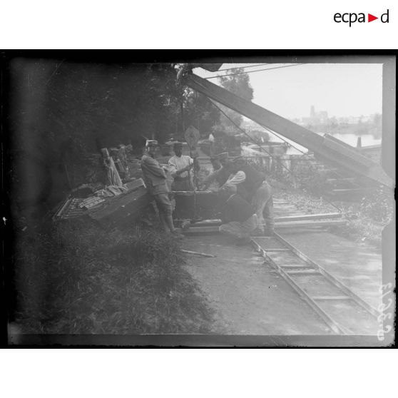 Soissons. Travaux de construction du pont sur l'Aisne. Déchargement de pierres. [légende d'origine]