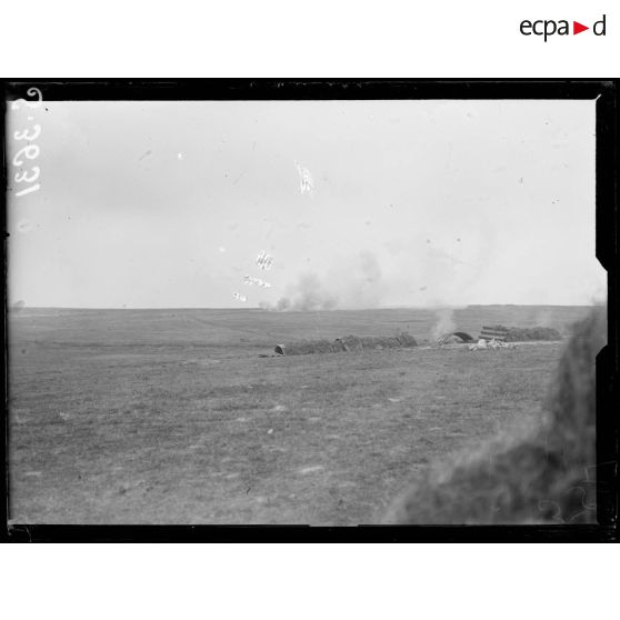 Serches (Aisne). Un tir de barrage exécuté par le Storch (canon de tranchée anglais). [légende d'origine]