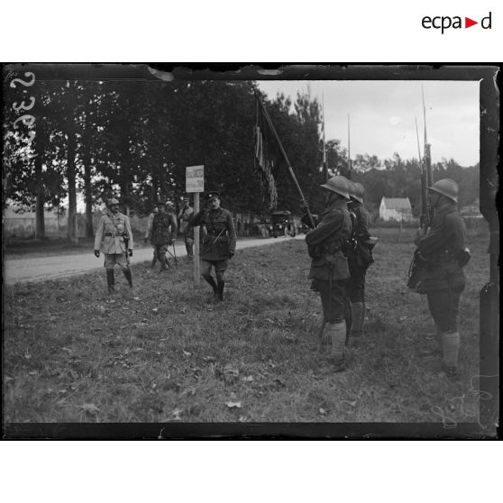 Belleu (Aisne). Revue passée par le duc de Connaught. Le duc salue le drapeau des chasseurs à pied. [légende d'origine]