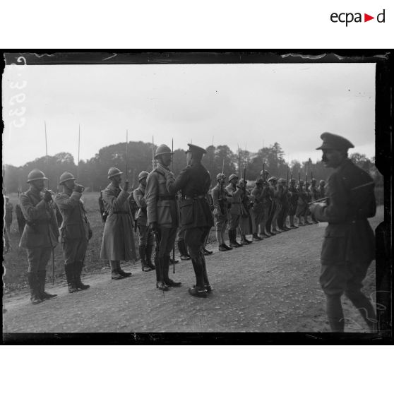 Belleu (Aisne). Le duc de Connaught remet l'ordre de St Michel et de St Georges au général ... X. [légende d'origine]