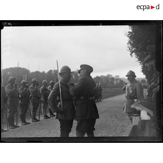 Belleu (Aisne). Le duc de Connaught décore le commandant Girond. [légende d'origine]