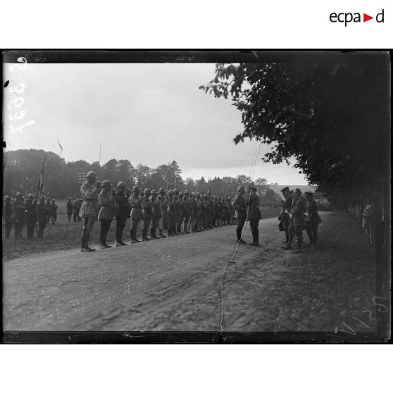 Belleu (Aisne). Le duc de Connaught remet des décorations anglaises à des officiers et soldats. [légende d'origine]