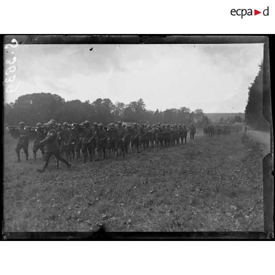 Belleu (Aisne). Revue passée par le duc de Connaught. Le défilé, la musique des chasseurs à pied passe devant le duc. [légende d'origine]