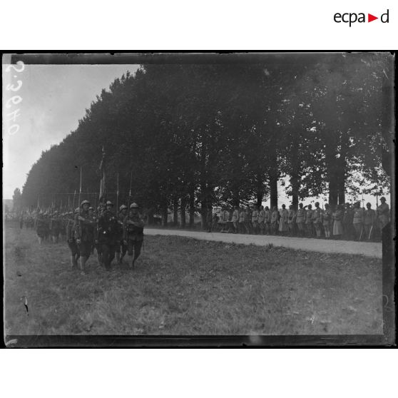 Belleu (Aisne). Revue passée par le duc de Connaught. Le défilé, le drapeau des chasseurs à pied. [légende d'origine]