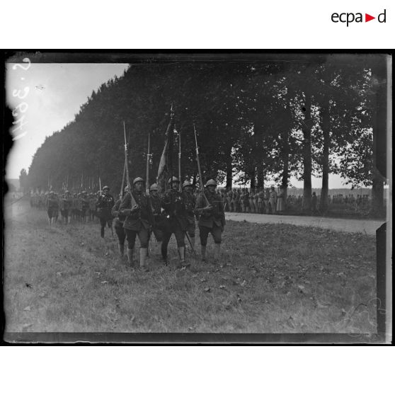 Belleu (Aisne). Revue passée par le duc de Connaught. Le défilé, le drapeau des chasseurs à pied. [légende d'origine]