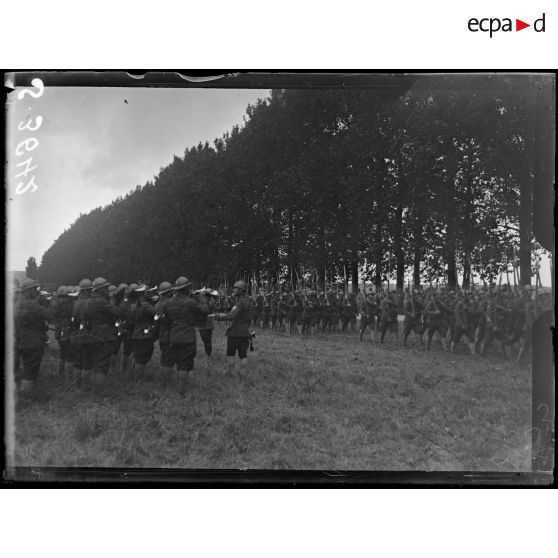 Belleu (Aisne). Revue passée par le duc de Connaught. Le défilé des chasseurs à pied. [légende d'origine]