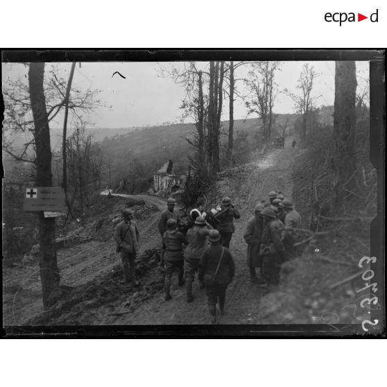 Ferme Hameret (Aisne). Transport de blessés. [légende d'origine]