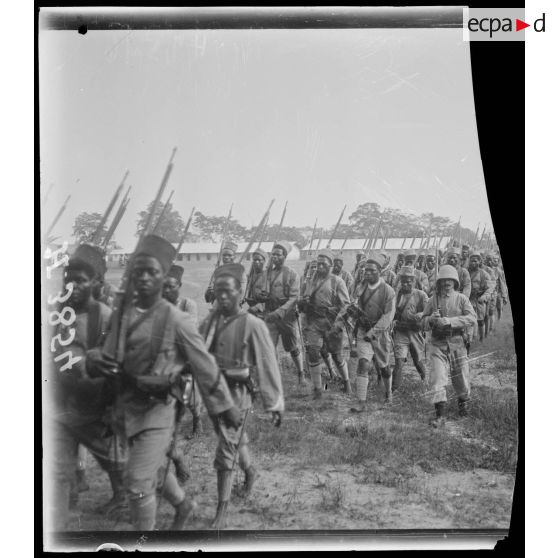 Douala. Camp de la 3e compagnie de tirailleurs. [légende d'origine]