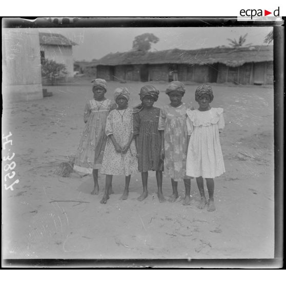 Douala. Fillettes indigènes. [légende d'origine]