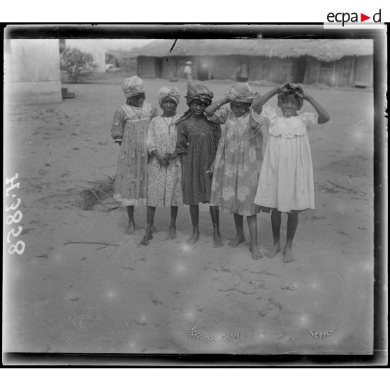 Douala. Fillettes indigènes. [légende d'origine]