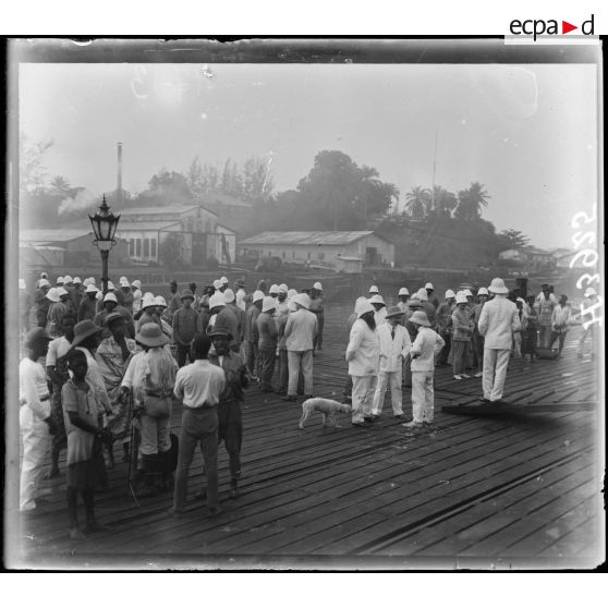 Douala. Le wharf au moment du départ. [légende d'origine]