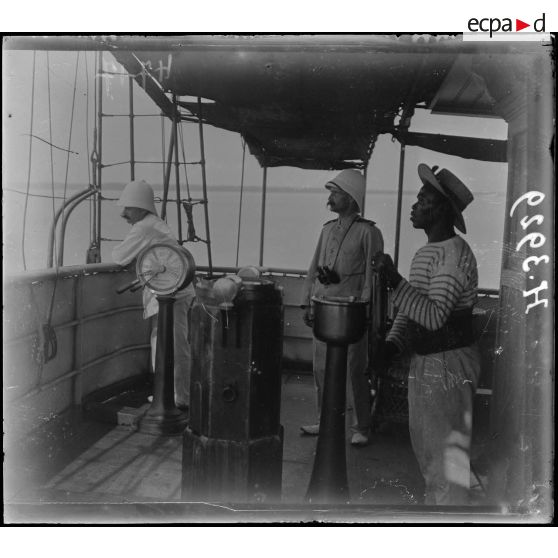 Douala.Passerelle de la Margareth Elisabeth, ancien yacht du gouverneur. [légende d'origine]