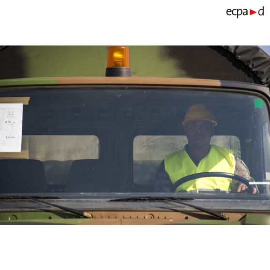 Portrait du pilote d'un camion GBC-180 à Tapa, en Estonie.