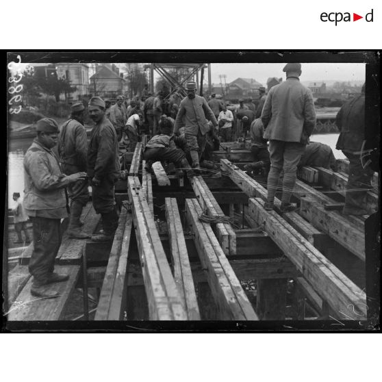 Soissons (Aisne). Construction d'un pont sur l'Aisne, la pose des traverses. [légende d'origine]