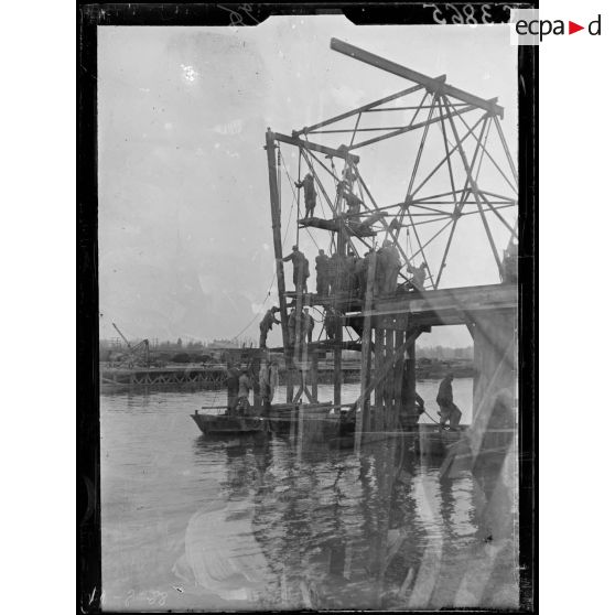 Soissons (Aisne). Construction d'un pont sur l'Aisne. Enfoncement des pilotis, 2e phase. [légende d'origine]