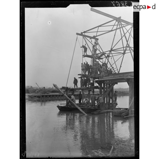 Soissons (Aisne). Construction d'un pont sur l'Aisne. Mise en place d'un pilotis, 1ère phase. [légende d'origine]