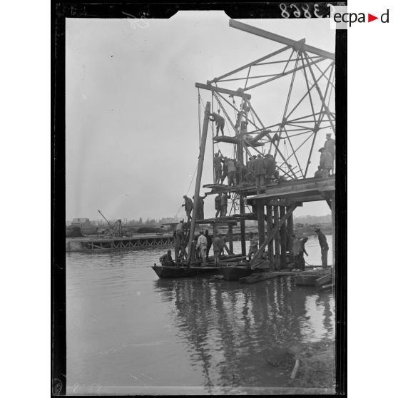 Soissons (Aisne). Construction d'un pont sur l'Aisne. Mise en place d'un pilotis, 2e phase. [légende d'origine]